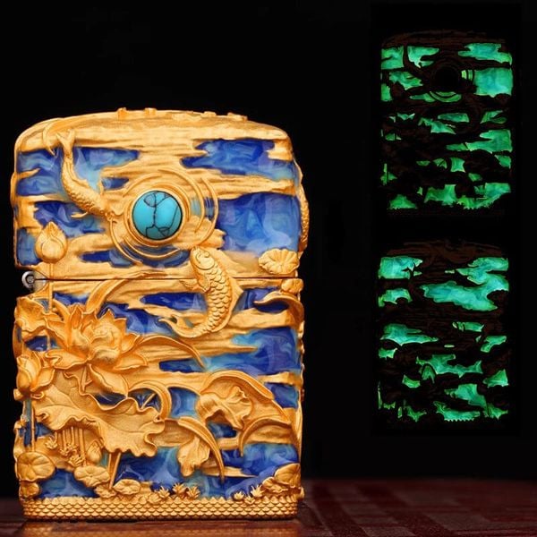 Zippo Ốp Nổi Cá Chép Đầm Sen Mạ Vàng Đính Lam Ngọc ZN90