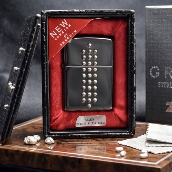 Zippo 2005 gắn bạc khối C84
