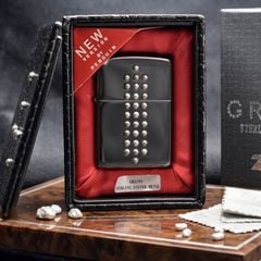 Zippo 2005 gắn bạc khối C84