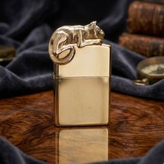Zippo 1991 Emblem Hình Mèo Nghệ Thuật – Đời VII La Mã – Bản Ốp Nổi Tinh Xảo C174