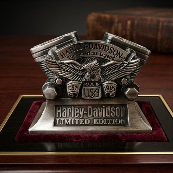 Set Zippo Harley-Davidson Limited Edition – Bản Giới Hạn Sưu Tầm – Thiết Kế Emblem Đúc Nổi Cao Cấp C83