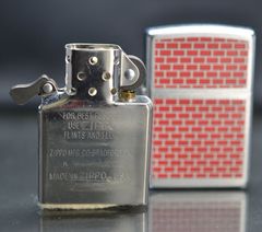 Zippo Hình Ảnh Viên Gạch – Đời XVI La Mã (2000) – Biểu Tượng Của Sự Vững Chãi C108