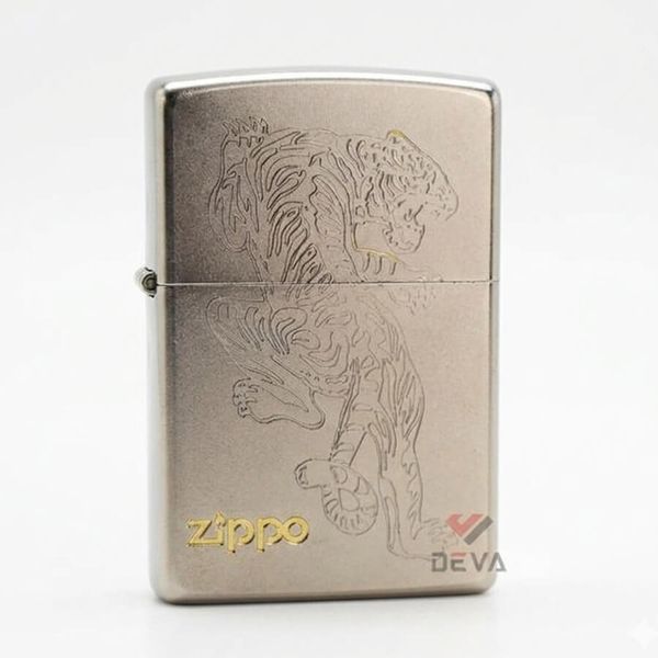 Zippo Mạ Satin Khắc Hình Hổ Săn Mồi ZK14