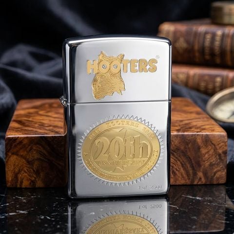 Bật Lửa Zippo 2002 Hooters 20th Anniversary – Mạ Vàng Gold Plated C76