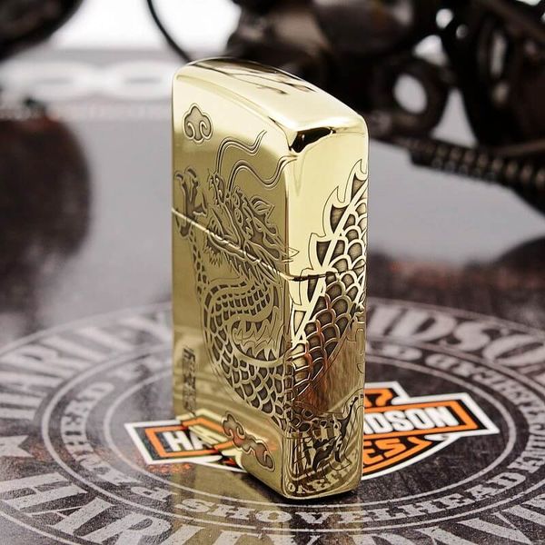 Zippo Khắc Sâu Rồng Vàng Bay Lượn ZN321