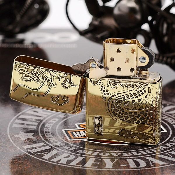 Zippo Khắc Sâu Rồng Vàng Bay Lượn ZN321