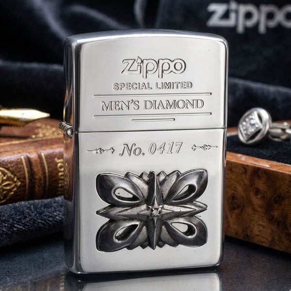 Zippo 1995 Emblem Gắn Kim Cương Nhân Tạo – Đời XI La Mã – Bản Ốp Nổi Sang Trọng C151