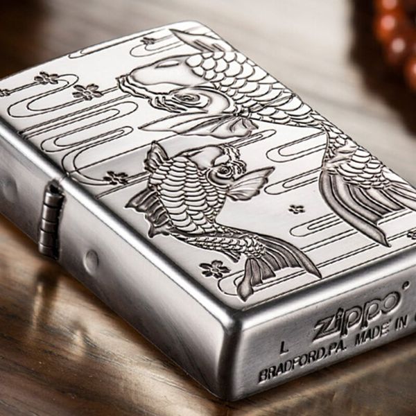 Zippo bạc khắc hình cá chép ZN172