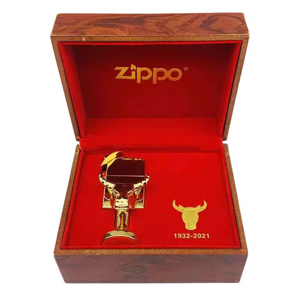 Zippo Để Bàn Mạ Vàng 24K Chủ Đề Cao Bồi Chăn Bò Texas ZN358