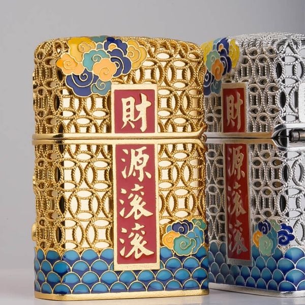 Zippo Bọc Lưới Đồng Tiền Mạ Vàng Chủ Đề Thần Tài Đến ZN85