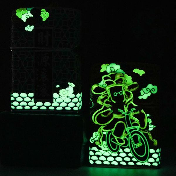 Zippo Bọc Lưới Đồng Tiền Mạ Vàng Chủ Đề Thần Tài Đến ZN85