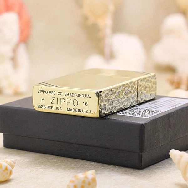 Zippo tái bản 1935 chặt góc cạnh hoa văn gõ búa ZN309