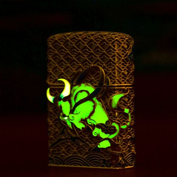 Zippo Mỹ xuất Nhật bọc vàng ốp Trâu Chiến dạ quang ZN340