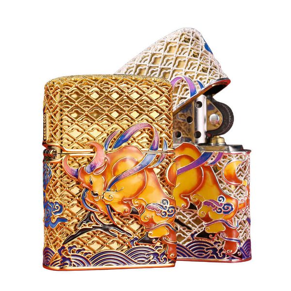 Zippo Mỹ xuất Nhật bọc vàng ốp Trâu Chiến dạ quang ZN340