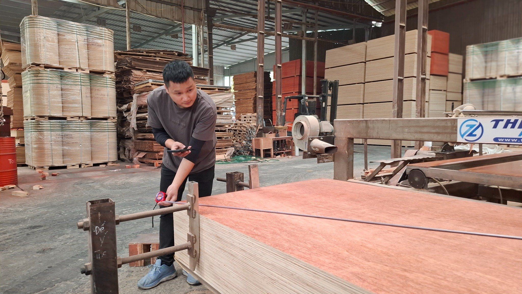  Gỗ dán làm mặt bậc cầu thang 