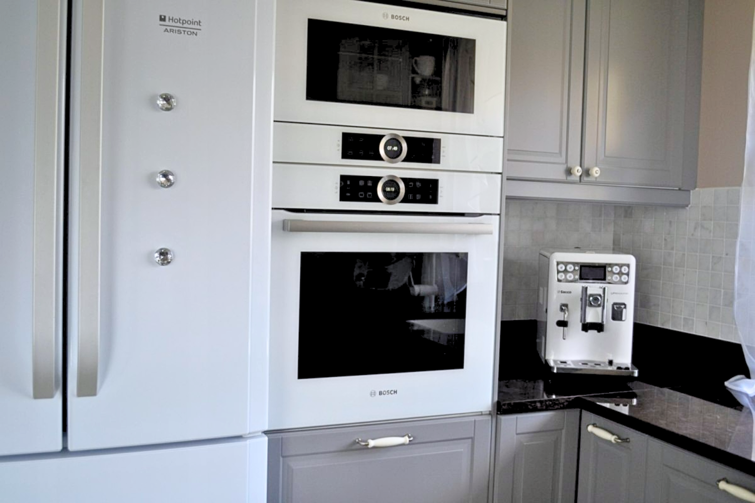 Lò Vi Sóng Kính Trắng Bosch BFL634GW1 Serie 8 | Âm Tủ 21 Lít