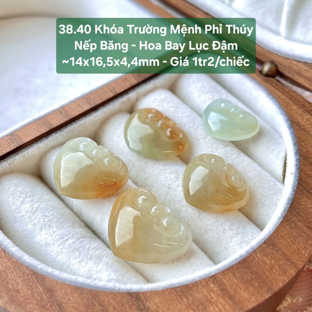 Khoá Trường Mệnh Phỉ Thuý Nếp Băng - Hoa Bay Lục Đậm ~14x16.5x4.4mm - 38.40