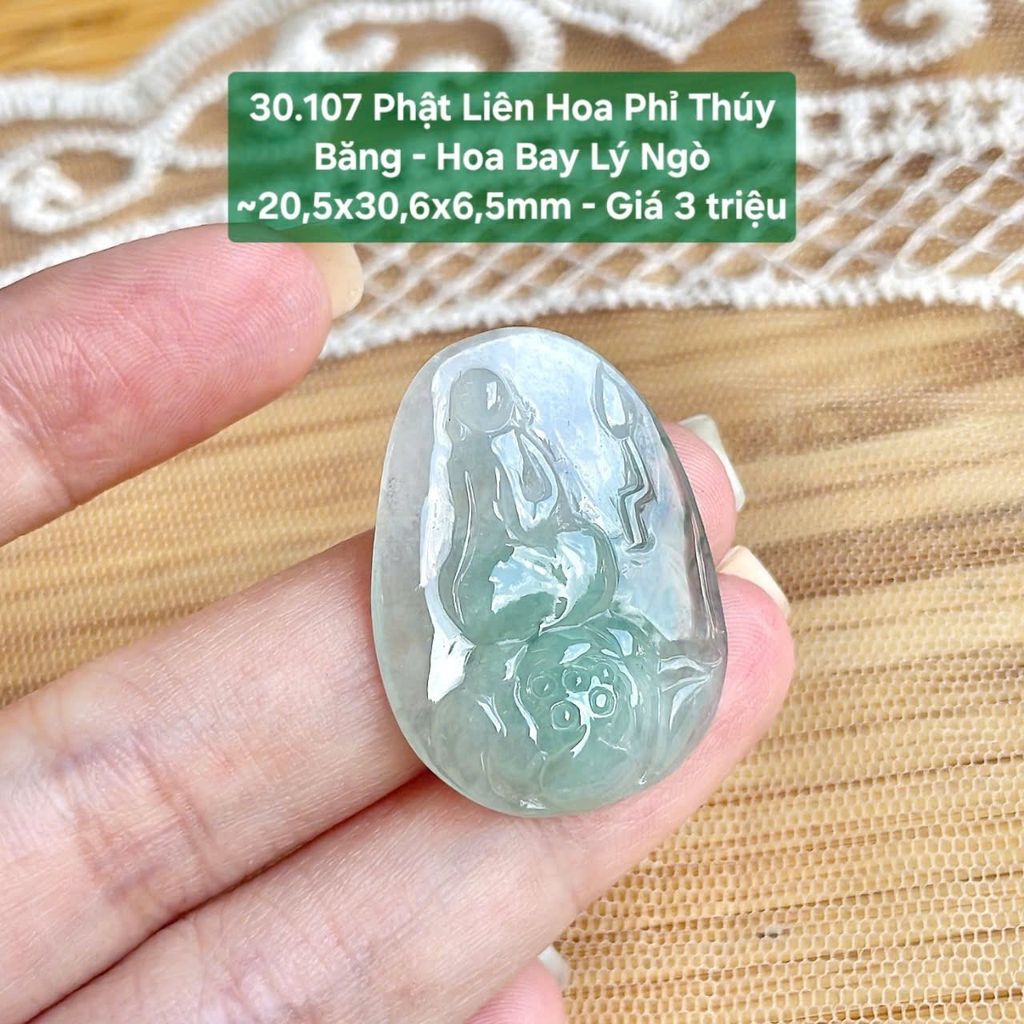 Phật Liên Hoa Phỉ Thúy  Băng - Hoa Bay Lý Ngò  ~20,5x30,6x6,5mm 30.107