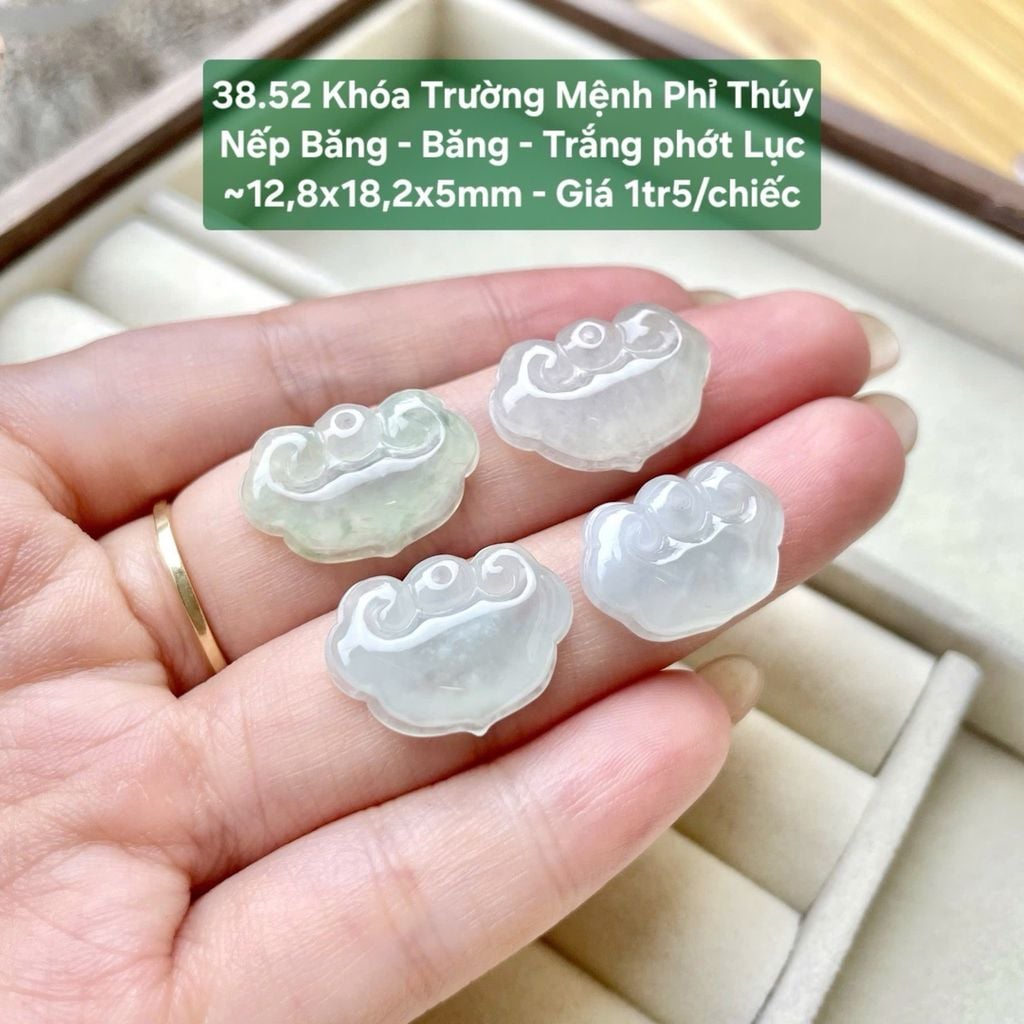 Khoá Trường Mệnh Phỉ Thuý Nếp Băng - Băng - Trắng Phớt Lục ~12.8x18.2x5mm - 38.52