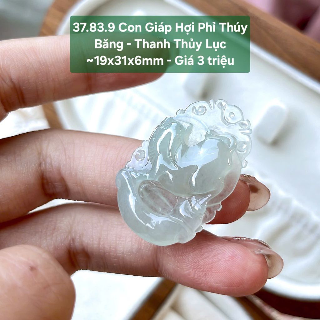 Con Giáp Hợi Phỉ Thuý Băng - Thanh Thuỷ Lục ~19x31x6mm - 37.83.9