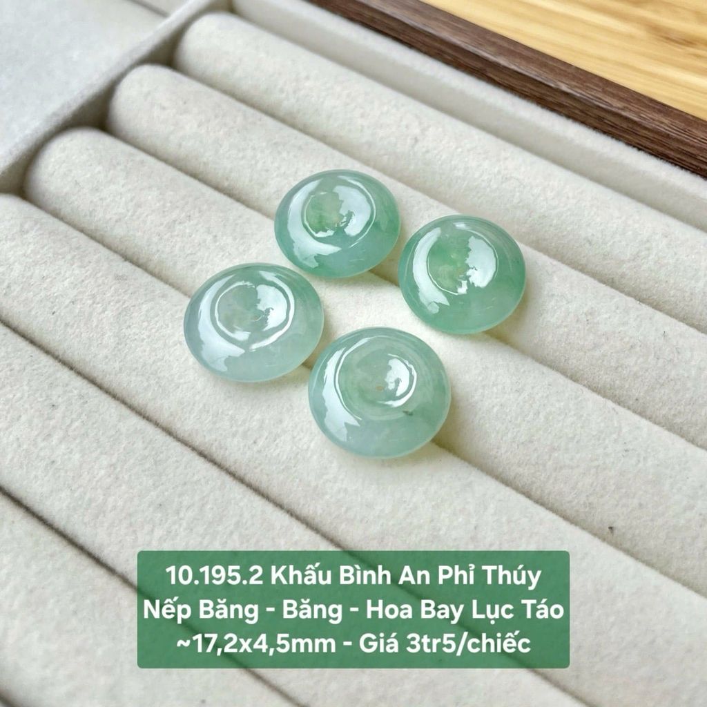 Khấu Bình An Phỉ Thuý Nếp Băng - Băng - Hoa Bay Lục Táo ~17.2x4.5mm - 10.195.2