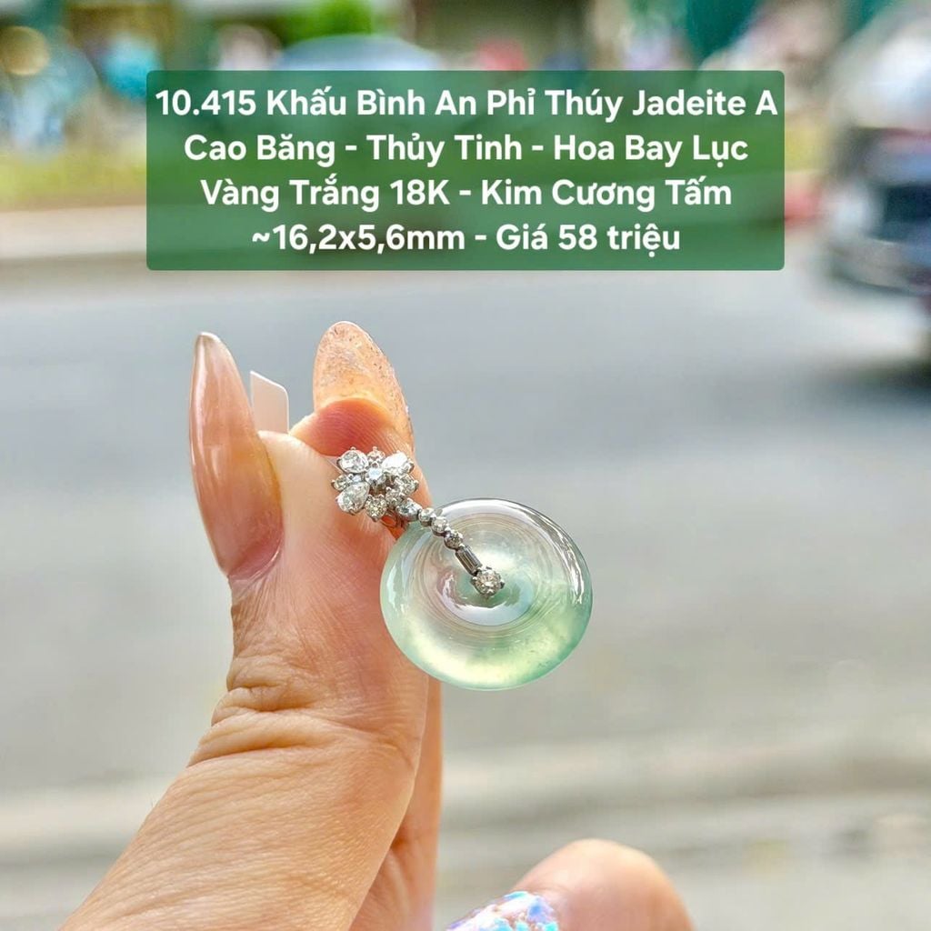 10.415 Khấu Bình An Phỉ Thuý Jadeite A - Cao Băng - Thuỷ Tinh - Hoa Bay Lục ~ VT18K - KC Tấm ~ 16,2x5,6mm
