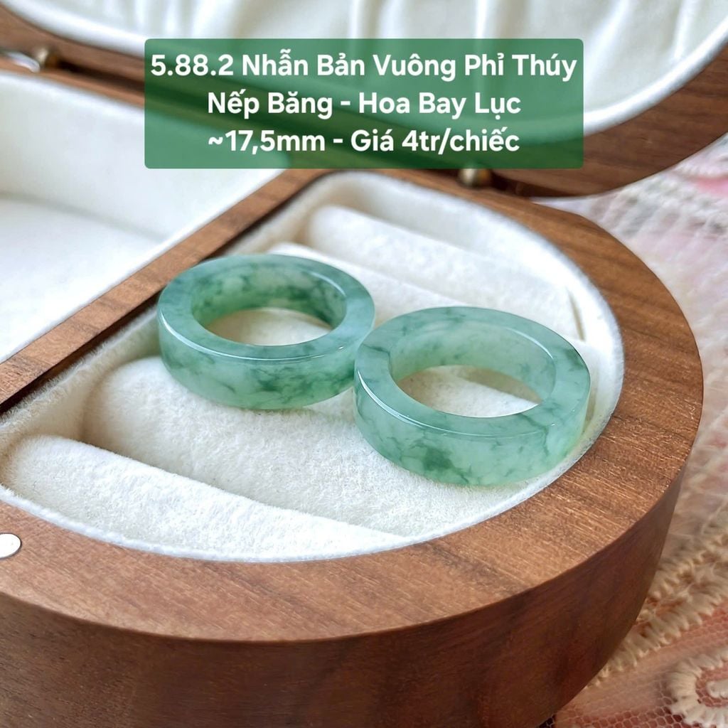 Nhẫn Bản Vuông Phỉ Thúy Nếp Băng - Hoa Bay Lục ~17,5mm 5.88.2