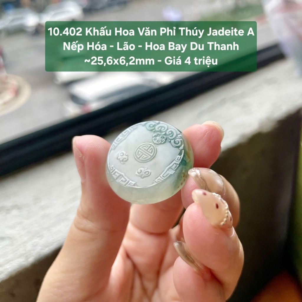Khấu Hoa Văn Phỉ Thúy Jadeite A Nếp Hóa- Lão- Hoa Bay Du Thanh ~25,6x6,2mm 10.402