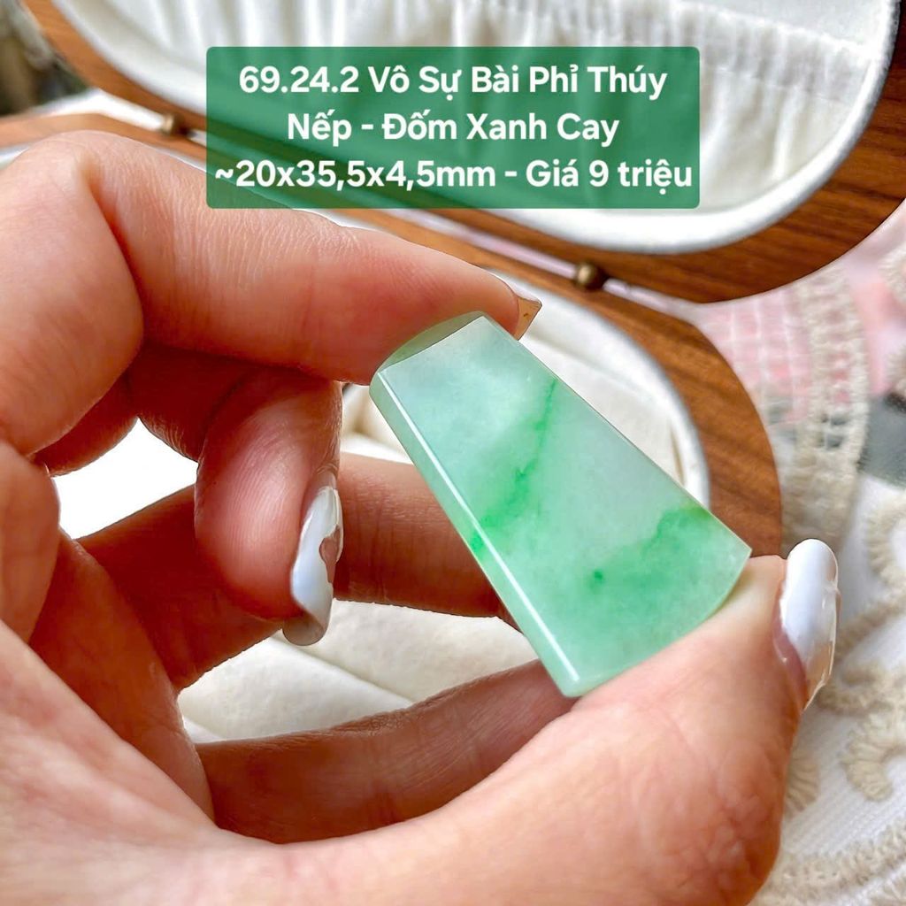 Vô Sự Bài Phỉ Thúy Jadeite A Nếp - Đốm Xanh Cay ~20x35,5x4,5mm 69.24.2