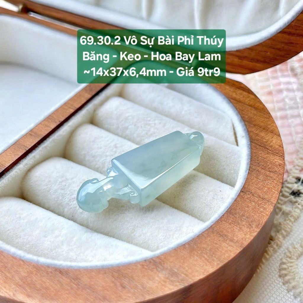 Vô Sự Bài Phỉ Thúy Jadeite A Băng - Keo - Hoa Bay Lam ~14x37x6,4mm 69.30.2