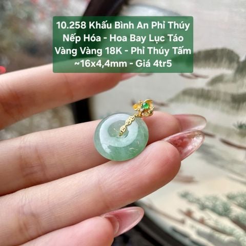 Khấu Bình An Phỉ Thúy Nếp Hóa - Hoa Bay Lục Táo Vàng Vàng 18K - Phỉ Thúy Tấm ~16x4,4mm 10.258
