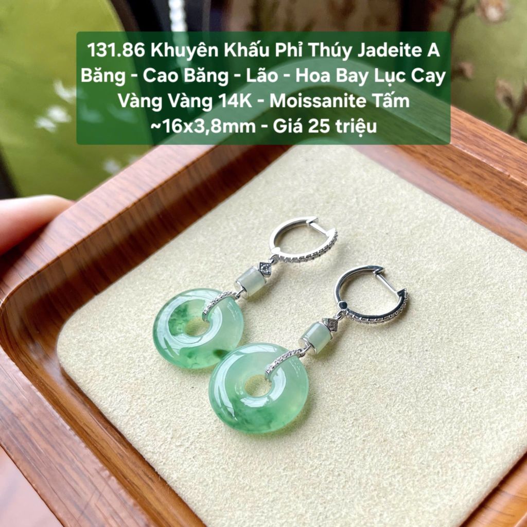 131.86 Khuyên Tai Phỉ Thuý Jadeite A - Băng - Cao Băng - Lão - Hoa Bay Lục Cay - VV14K - Mois Tấm ~ 16x3,8mm
