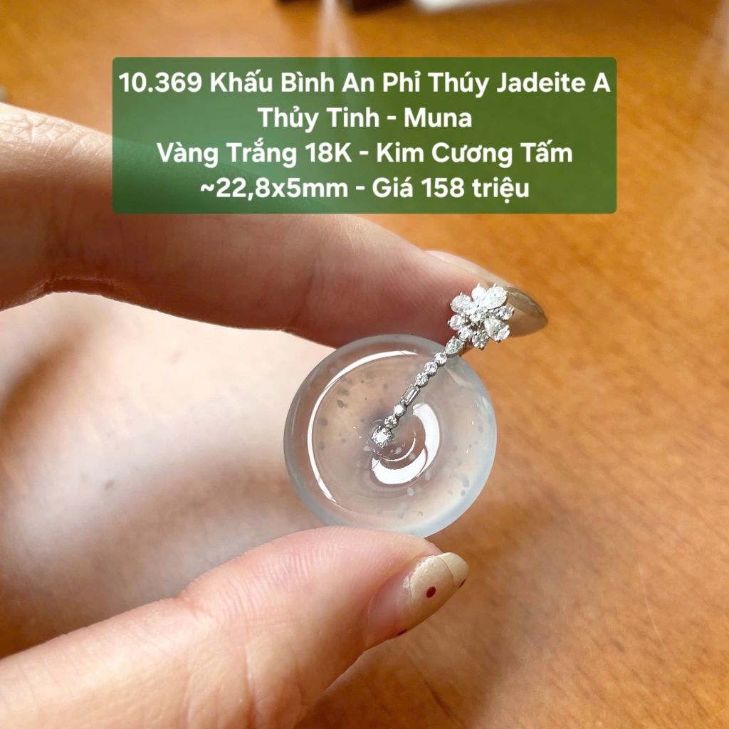 10.369 Khấu Bình An Phỉ Thuý Jadeite A - Thuỷ Tinh - Muna - VT18K - KC tấm ~ 22,8x5,5mm