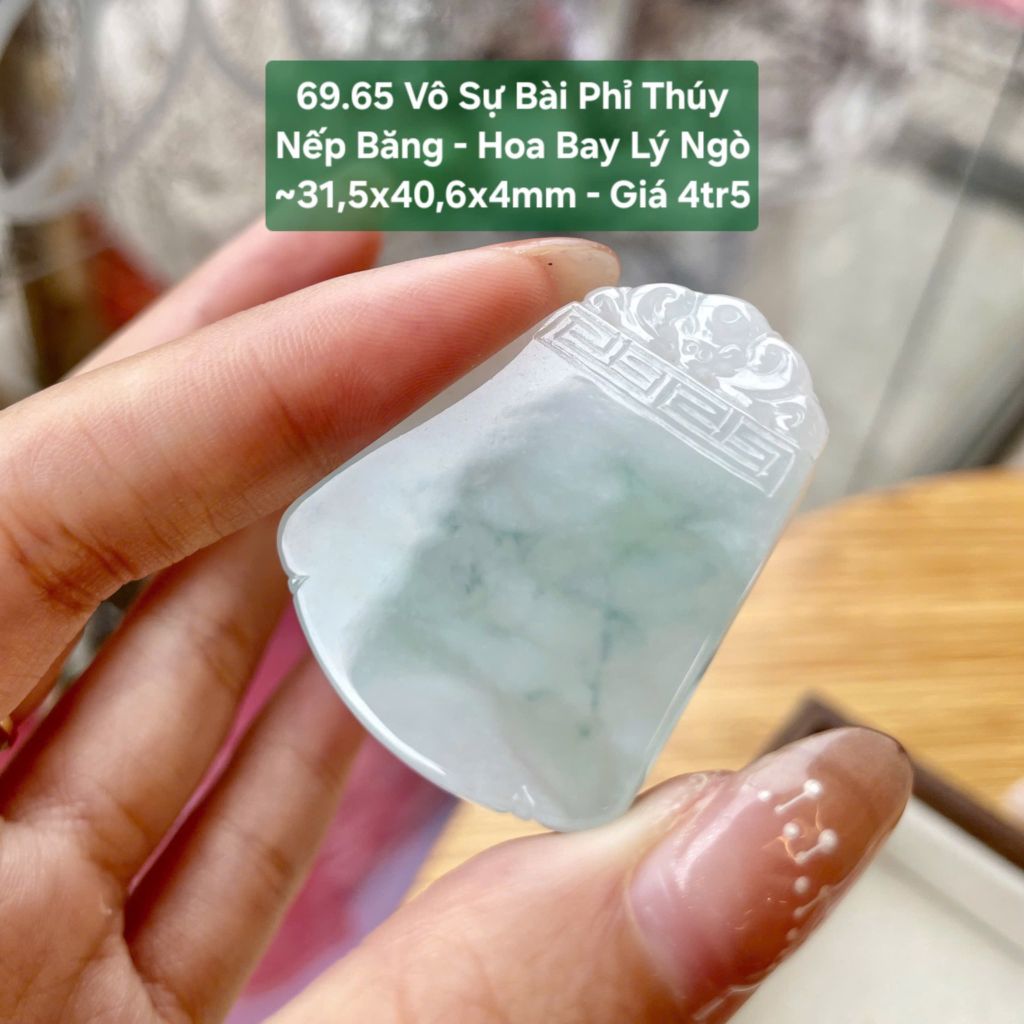 Vô Sự Bài Phỉ Thuý Nếp Băng - Hoa Bay Lý Ngò ~31,5x40,6x4mm 69.65