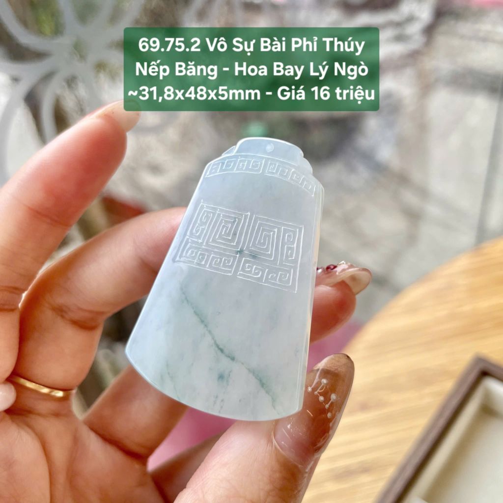 Vô Sự Bài Phỉ Thuý Nếp Băng - Hoa Bay Lý Ngò ~31,8x48x5mm 69.75.2