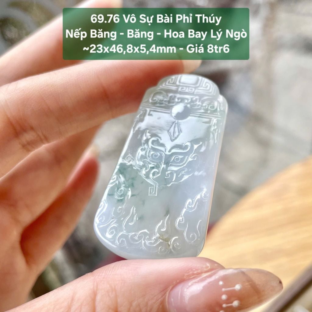 Vô Sự Bài Phỉ Thuý Nếp Băng- Băng - Hoa Bay Lý Ngò ~23x46,8x5,4mm 69.76