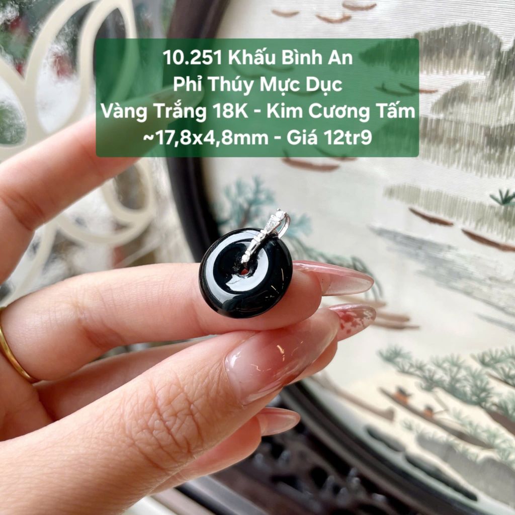 Khấu Bình An Phỉ Thuý Mực Dục VT18K - KC Tấm ~17,8x4,8mm 10.251