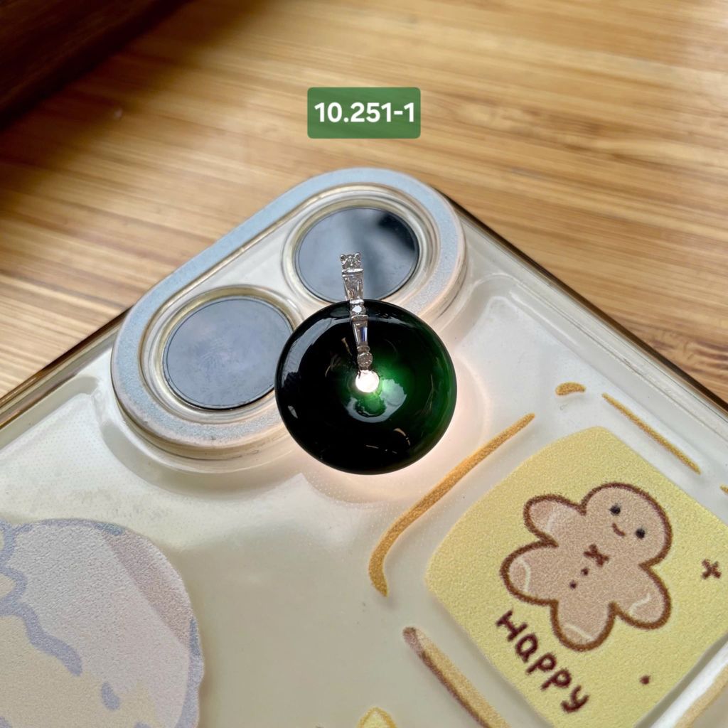 Khấu Bình An Phỉ Thuý Mực Dục VT18K - KC Tấm ~17,8x4,8mm 10.251