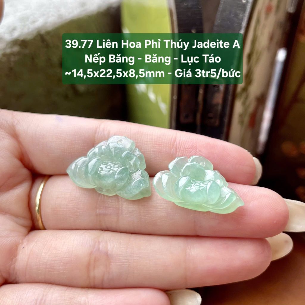 39.77 Liên Hoa Phỉ Thuý Jadeite A - Nếp Băng- Băng- Lục Táo ~ 14,5x22,5x8,5mm
