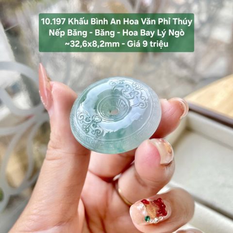 Khấu Bình An Hoa Văn Phỉ Thúy Nếp Băng - Băng - Hoa Bay Lý Ngò ~32,6x8,2mm 10.197