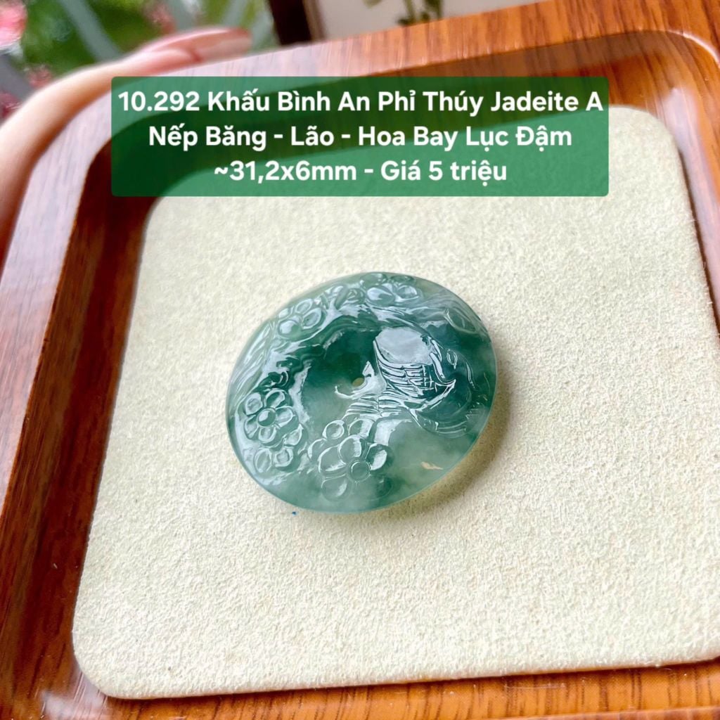 10.292 Khấu Bình An Phỉ Thuý Jadeite A - Nếp Băng - Lão - Hoa Bay Lục Đậm ~31,2x6mm