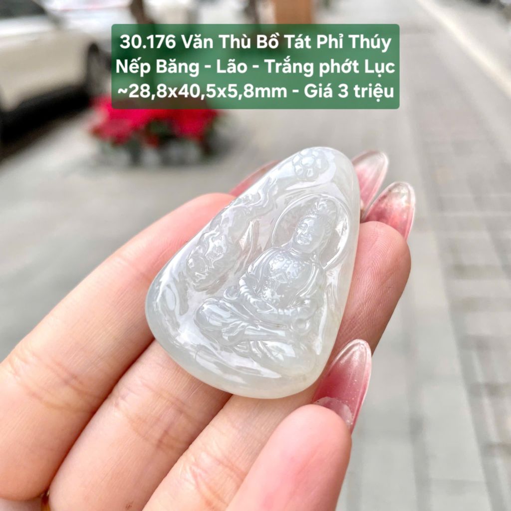 Văn Thù Bồ Tát Phỉ Thúy Nếp Băng - Lão - Trắng phớt Lục ~28,8x40,5x5,8mm 30.176