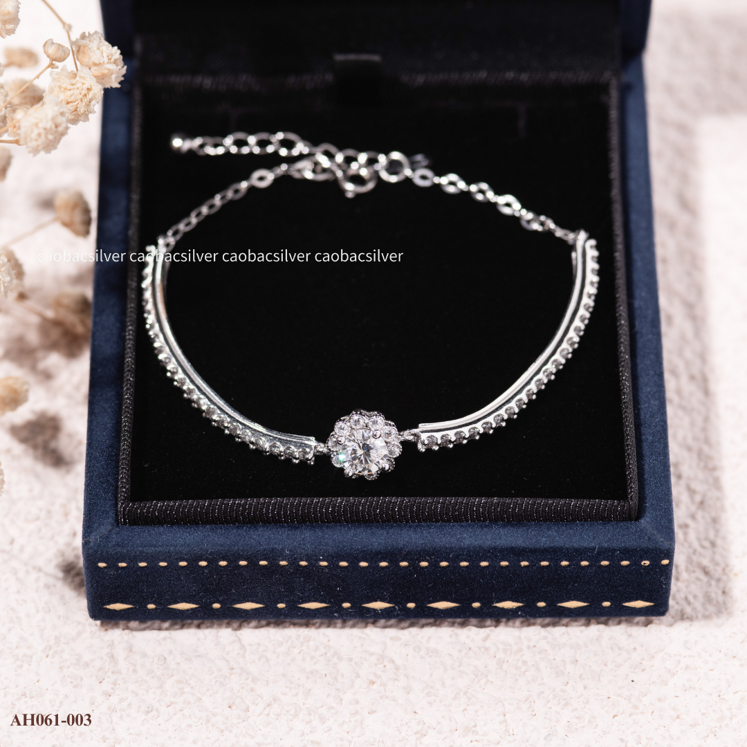  Lắc tay bạc Việt Nam xi vàng trắng đính Kim Cương Moissanite mặt hoa đá 8 li thanh cứng viền đá | Cáo Bạc 