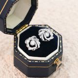  Khuyên tai bạc Việt Nam xi vàng trắng đính full Kim Cương Moissanite vuông sợi xoắn hiện đại | Cáo Bạc 