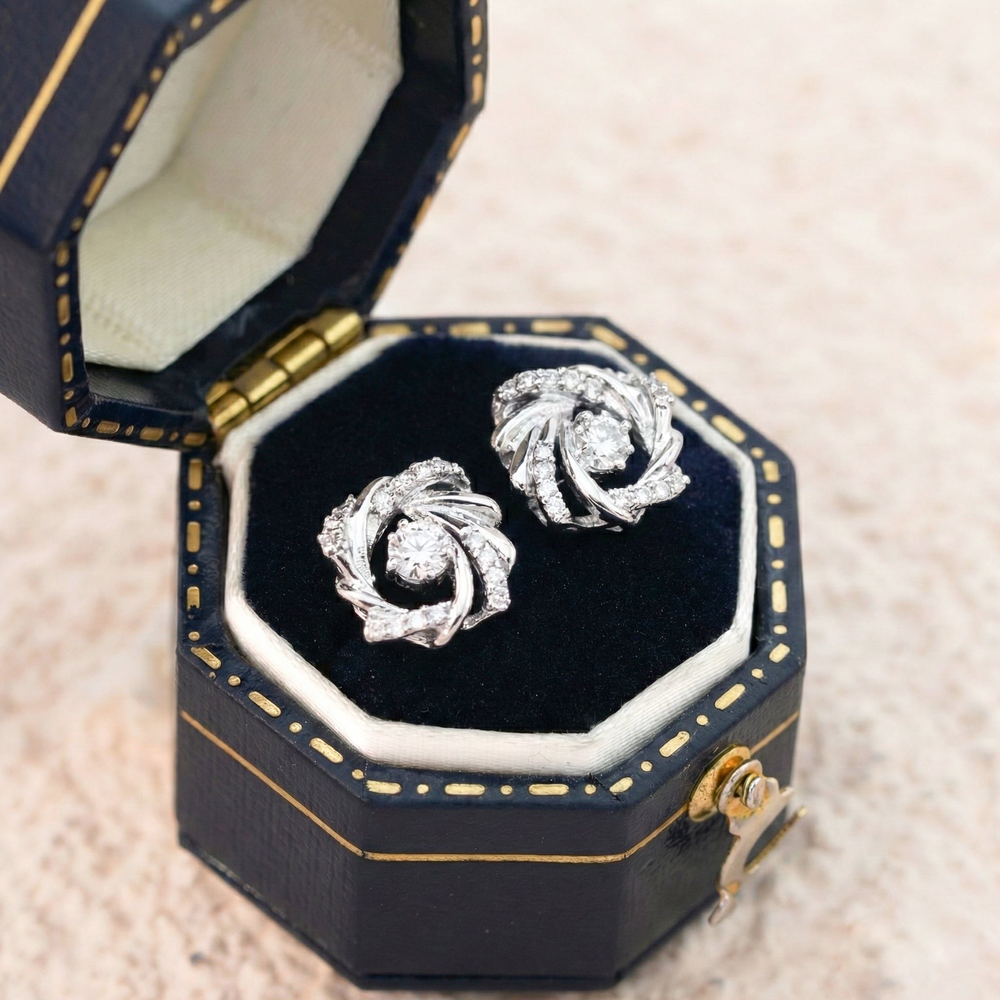  Khuyên tai bạc Việt Nam xi vàng trắng đính full Kim Cương Moissanite vuông sợi xoắn hiện đại | Cáo Bạc 