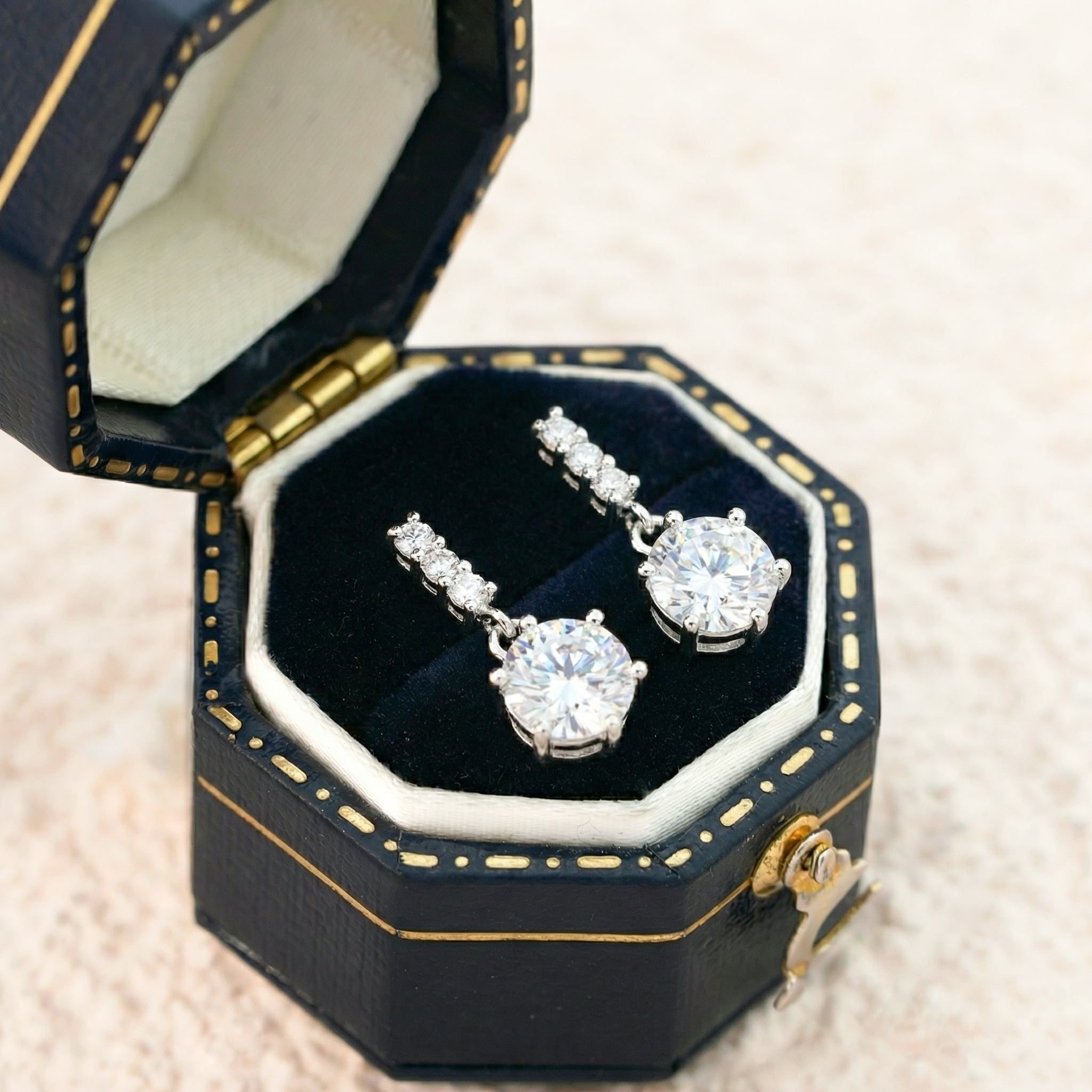  Khuyên tai bạc Việt Nam xi vàng trắng đính kim cương Moissanite 6 li ba đá dài ổ đá rơi sang trọng | Cáo Bạc 