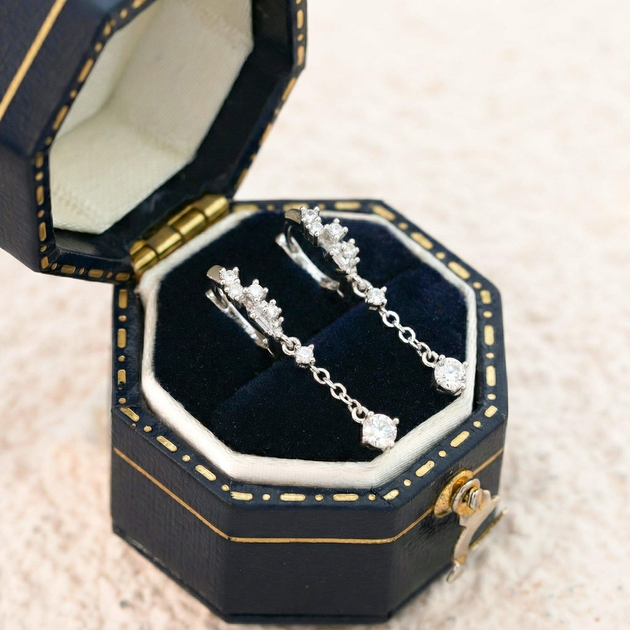  Khuyên tai bạc Việt Nam xi vàng trắng đính full Kim Cương Moissanite tròn móc đá rơi sang trọng | Cáo Bạc 