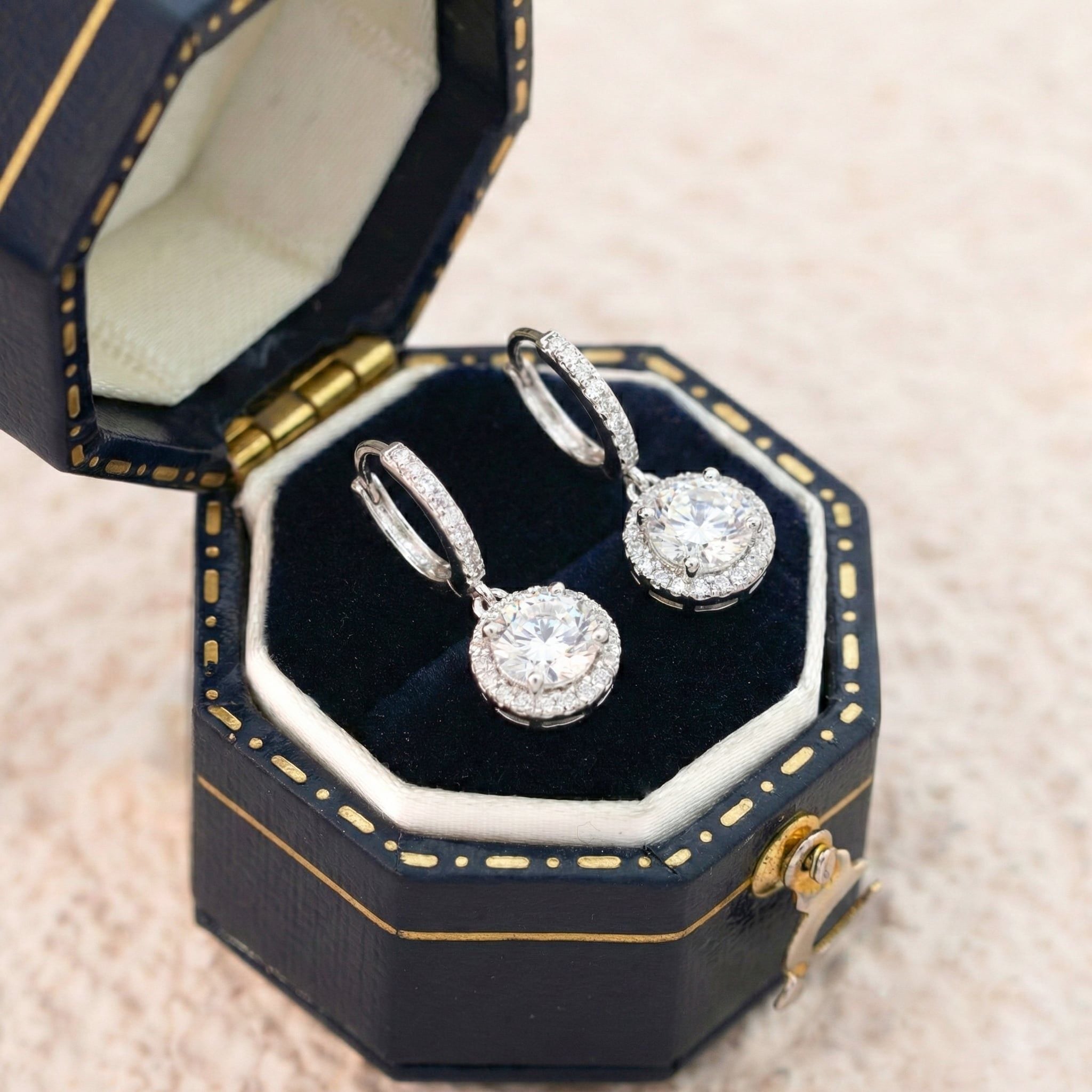  Khuyên tai bạc Việt Nam xi vàng trắng đính Kim Cương Moissanite 8 li ổ đá tròn viền đá treo sang trọng | Cáo Bạc 