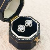  Khuyên tai bạc Việt Nam xi vàng trắng đính kim cương Moissanite Lucky Bloom hoa bốn cánh lấp lánh | Cáo Bạc 