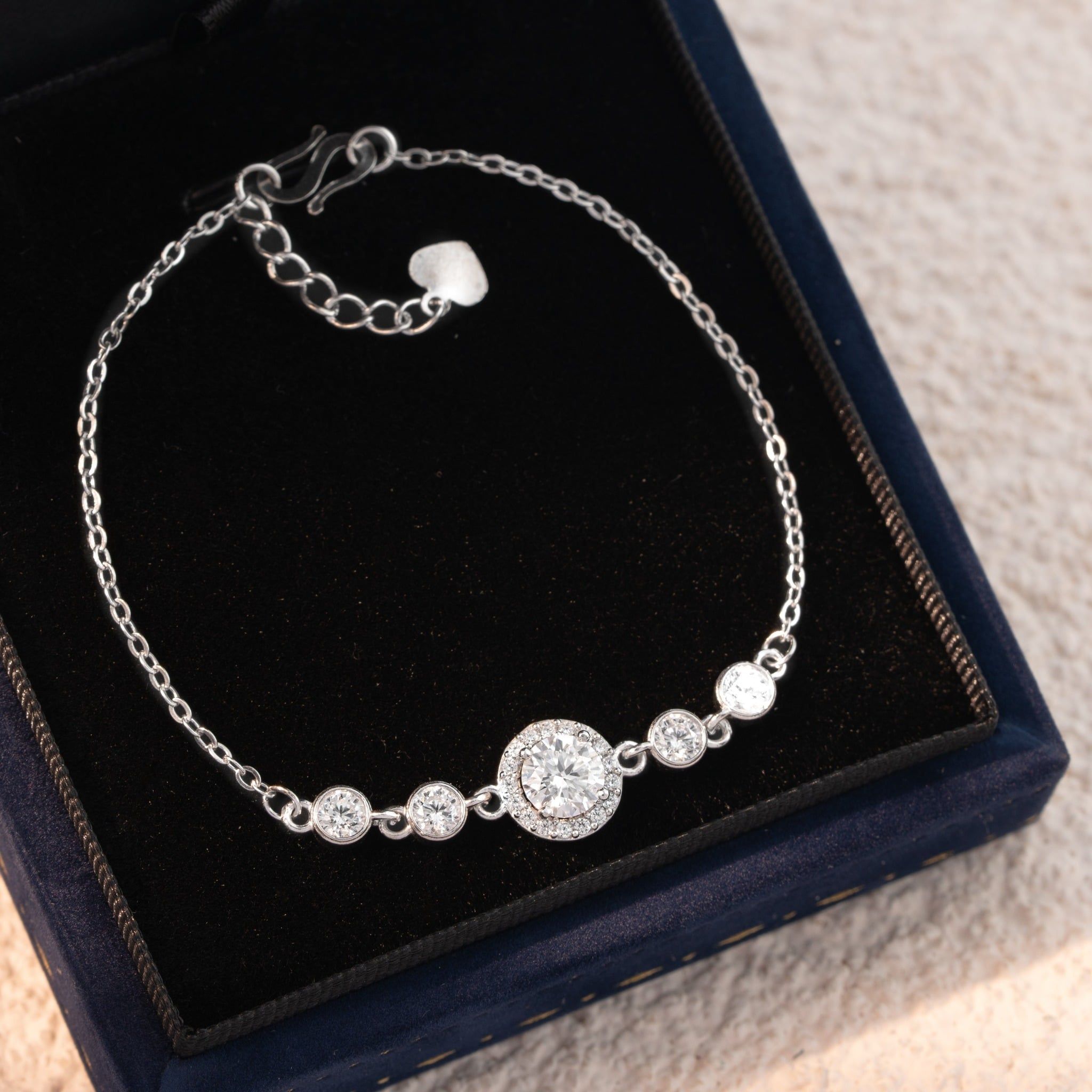  Lắc tay bạc Việt Nam xi vàng trắng đính Kim Cương Moissanite 5,4 li Royalty sang trọng | Cáo Bạc 